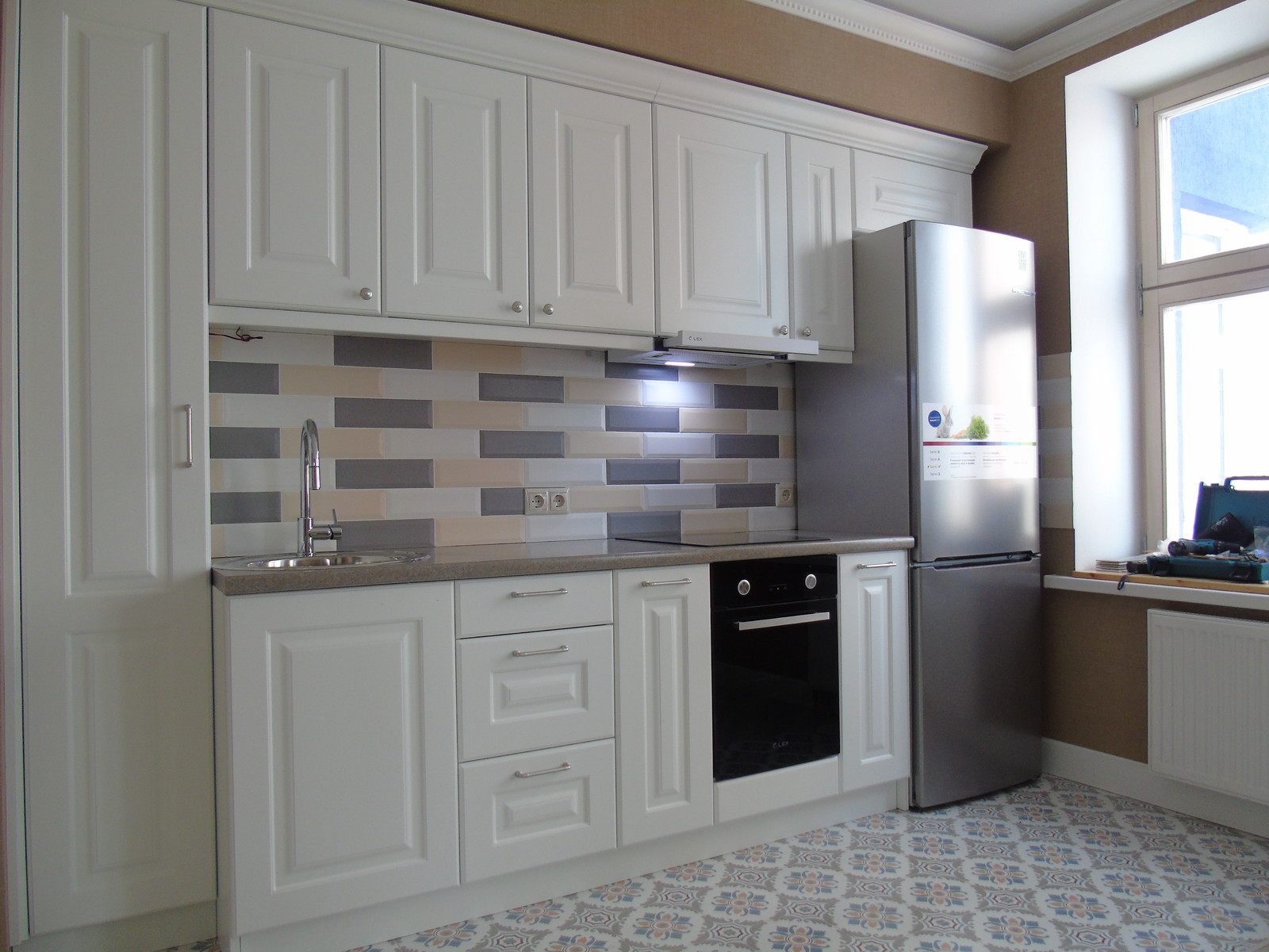 Белая кухня в квартире в Красногорске для заслуженного артиста России