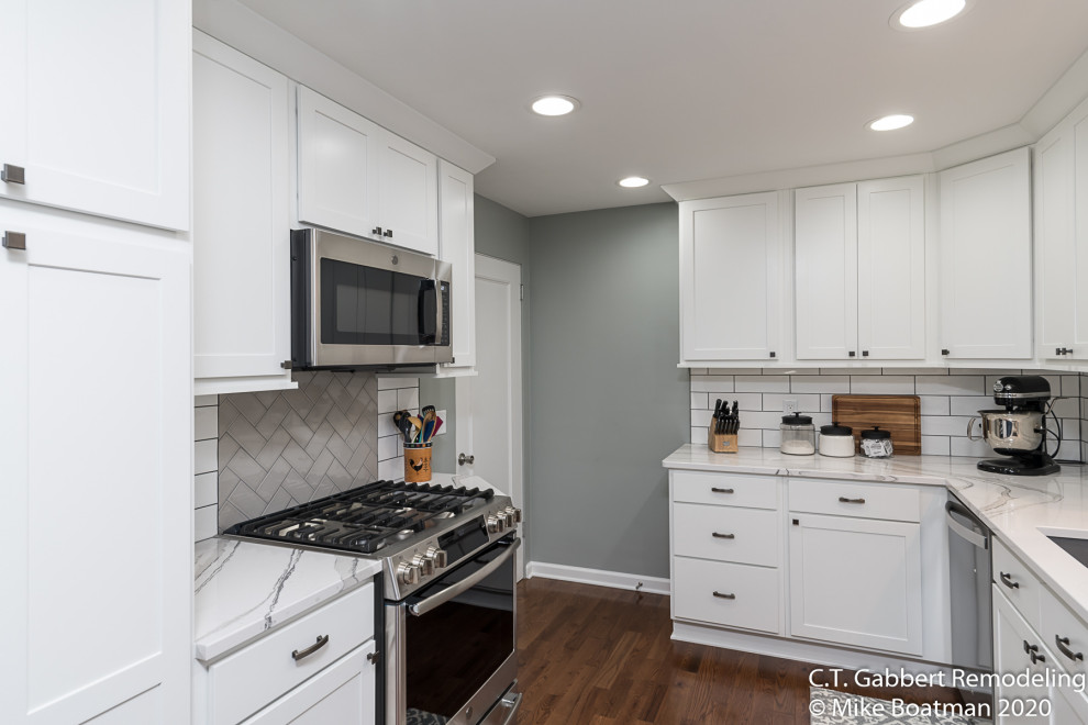 Example of a transitional kitchen design in Chicago