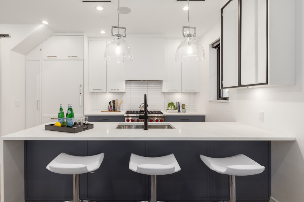 Transitional kitchen photo in Vancouver