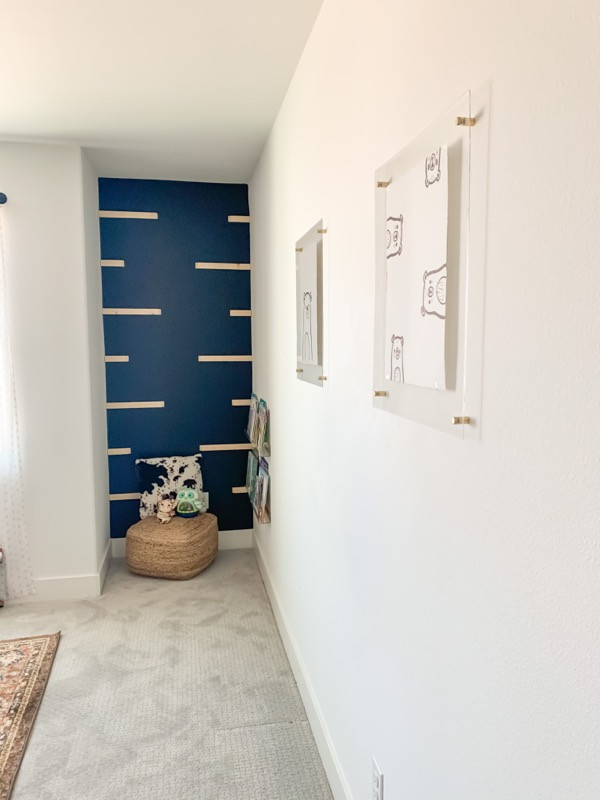 Exemple d'une petite chambre d'enfant de 1 à 3 ans moderne en bois avec un mur noir, moquette et un sol gris.