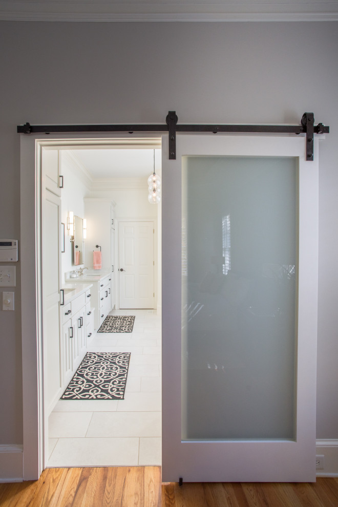 Inspiration for a transitional home design remodel in Atlanta