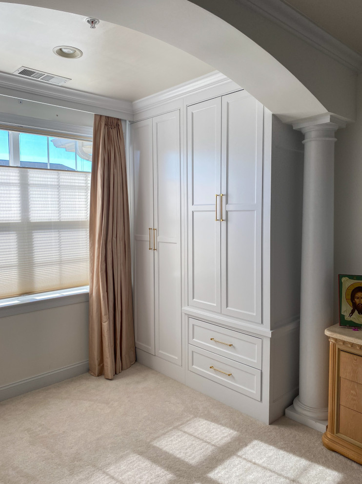 Inspiration pour une armoire encastrée minimaliste de taille moyenne avec un placard à porte shaker et des portes de placard blanches.