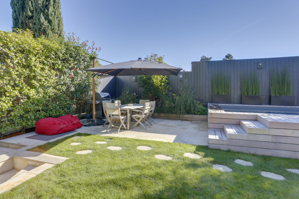 Источник вдохновения для домашнего уюта: маленький прямоугольный, наземный ландшафтный бассейн на переднем дворе в современном стиле с настилом для на участке и в саду