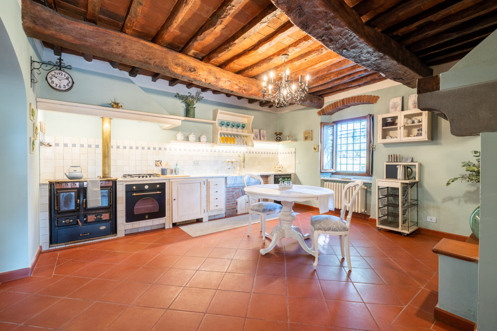 Mediterrane Wohnküche ohne Insel mit Landhausspüle, Marmor-Arbeitsplatte, Terrakottaboden, orangem Boden, grauer Arbeitsplatte und freigelegten Dachbalken in Florenz