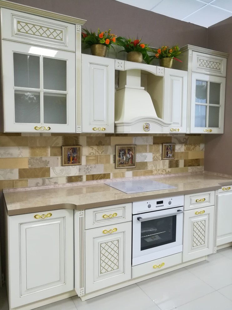 Кухня цвета слоновая кость в глянце с золотой патиной