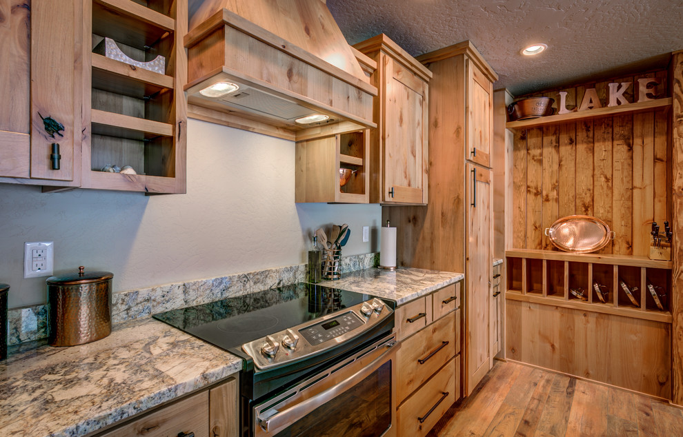 Example of a mountain style home design design in Seattle