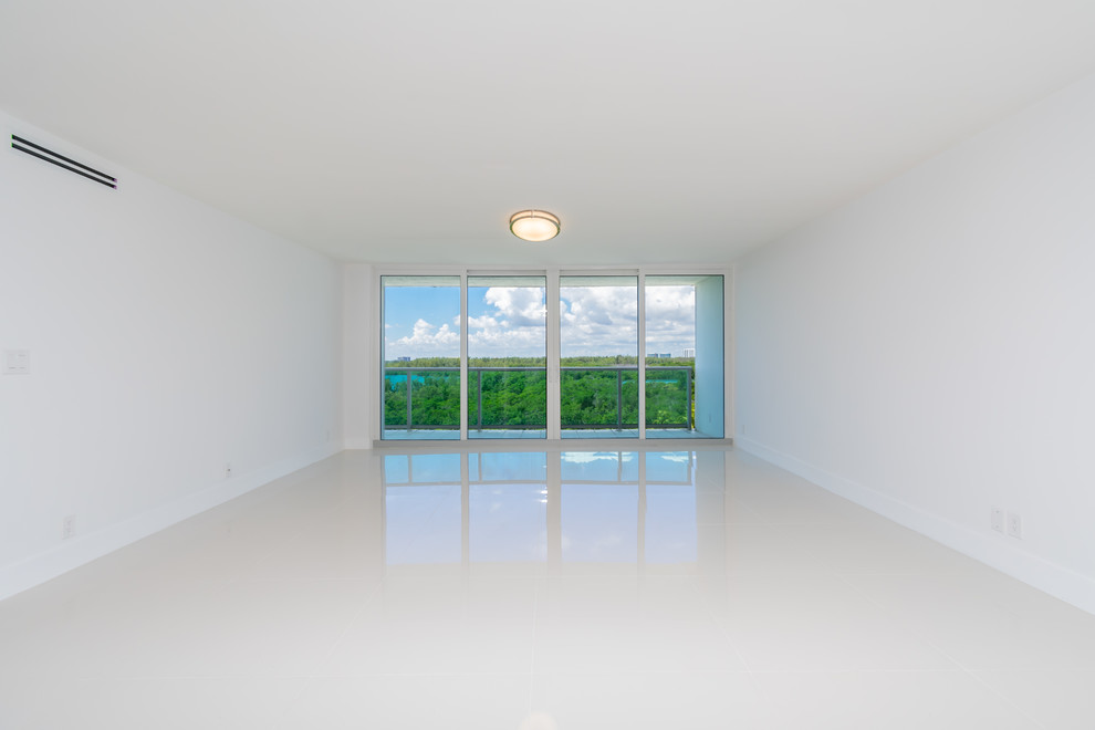 Contemporary Condo / Open your kitchen