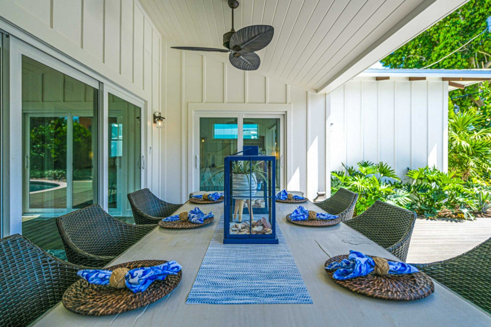 Inspiration for a beach style verandah in Tampa.