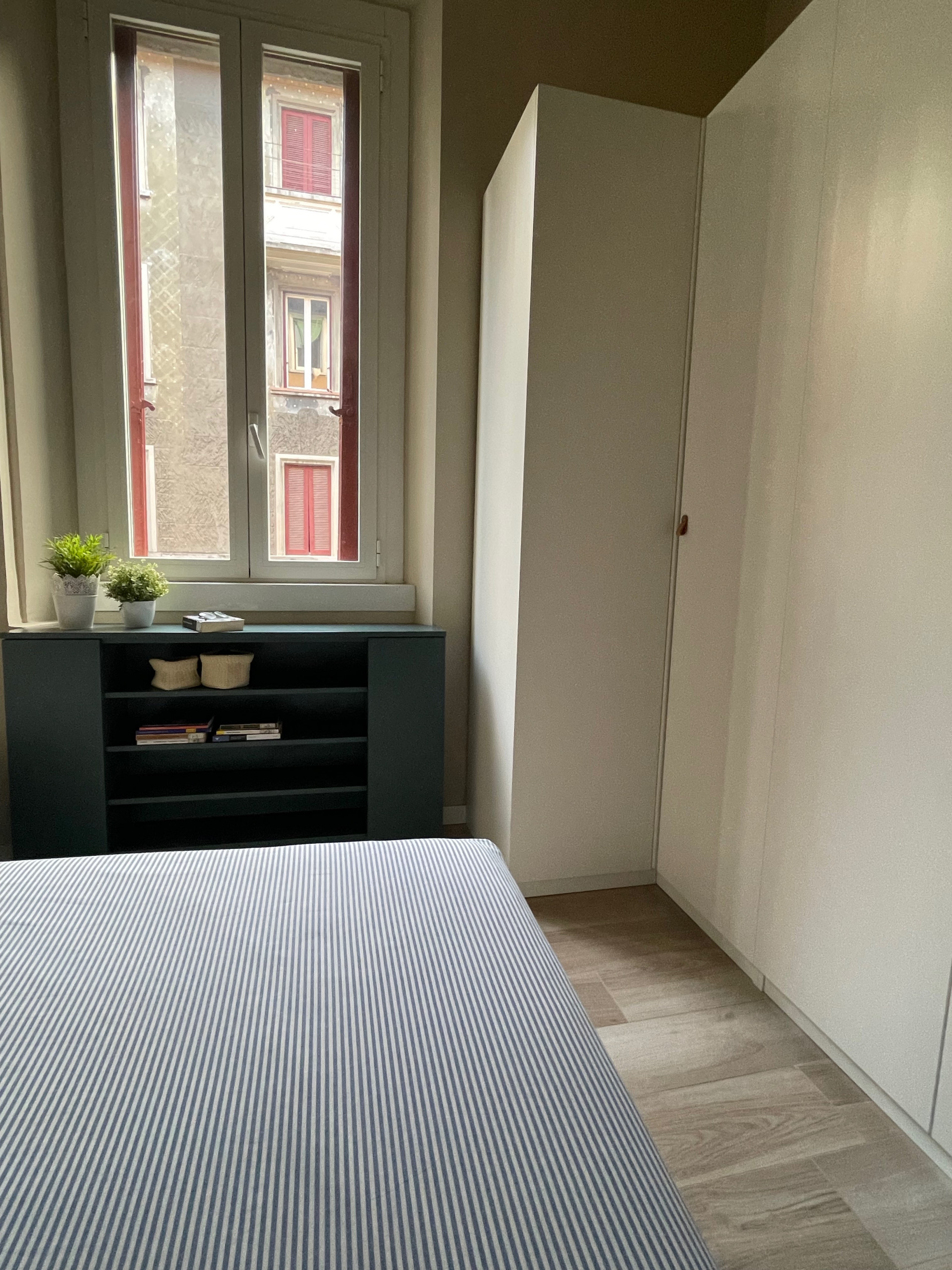 Camera da letto con armadio angolare