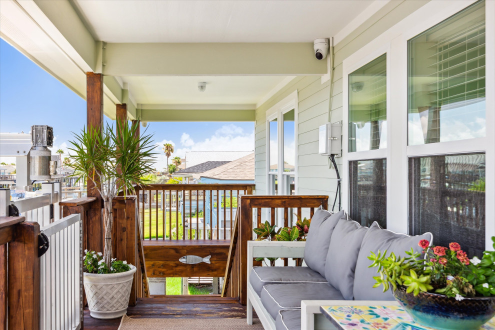 Example of a mid-sized beach style home design design in Houston