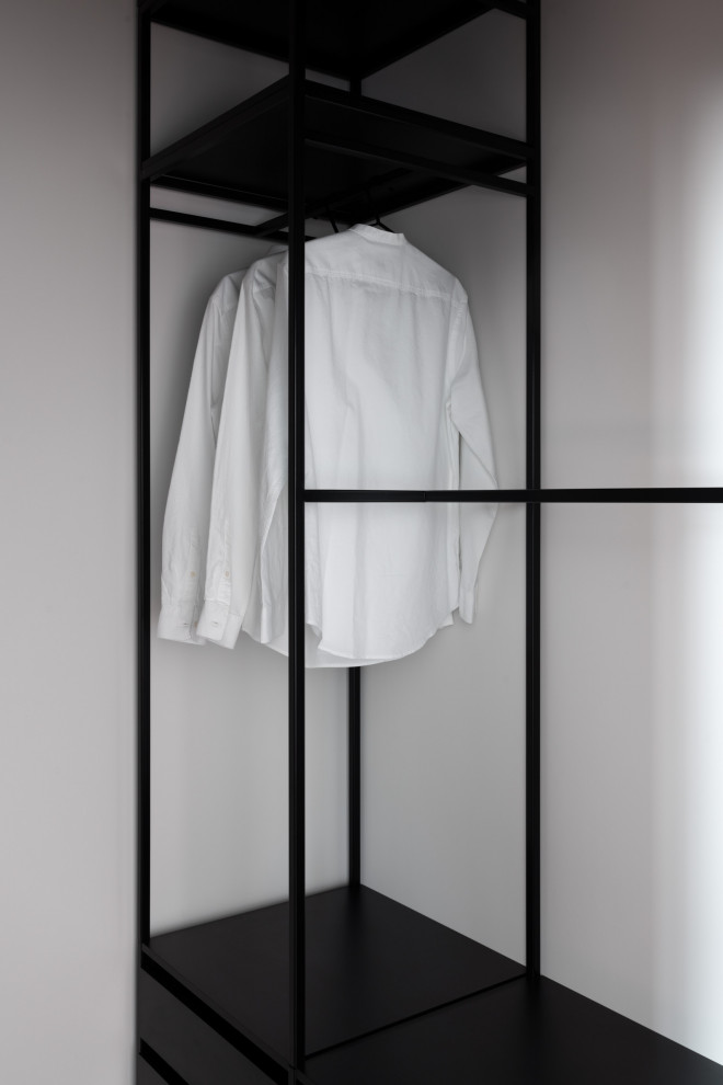 Стильный дизайн: гардеробная комната среднего размера в современном стиле с полом из керамогранита и бежевым полом для мужчин - последний тренд