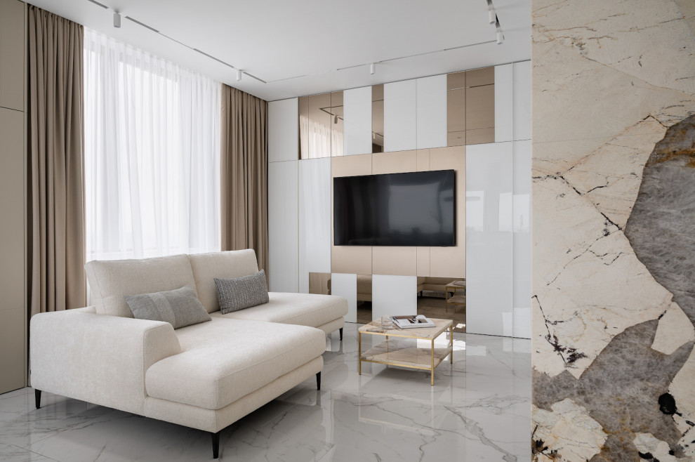 Ispirazione per un soggiorno contemporaneo di medie dimensioni con pareti beige, pavimento in gres porcellanato, pavimento grigio, pannellatura e TV a parete