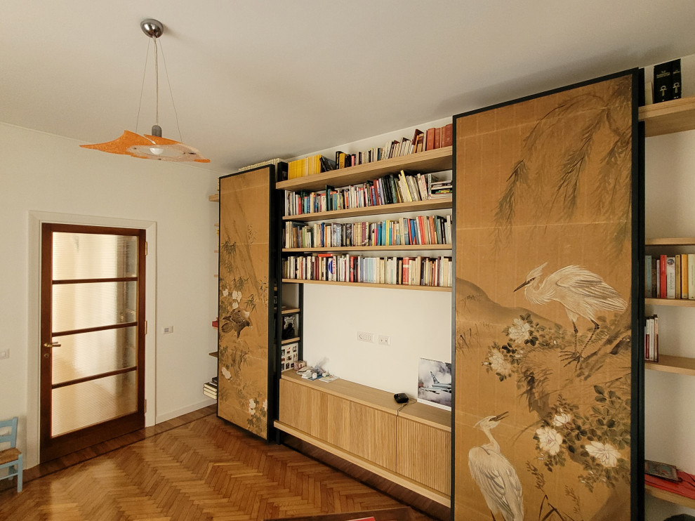 Идея дизайна: домашняя библиотека среднего размера в стиле ретро с светлым паркетным полом