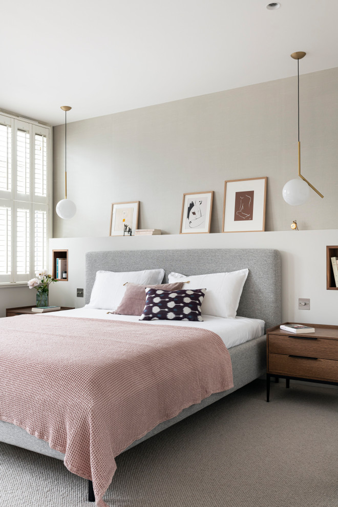Imagen de dormitorio principal actual grande con paredes beige, moqueta, suelo beige y papel pintado