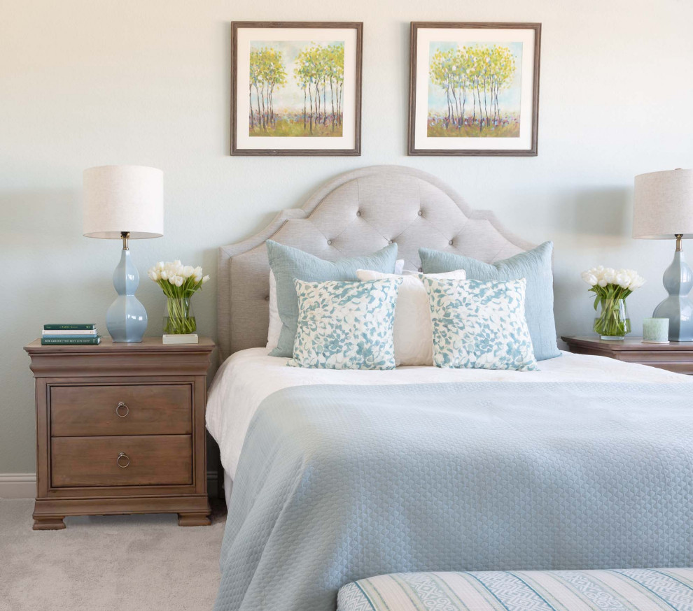Пример оригинального дизайна: хозяйская спальня среднего размера в стиле кантри с синими стенами, ковровым покрытием и серым полом