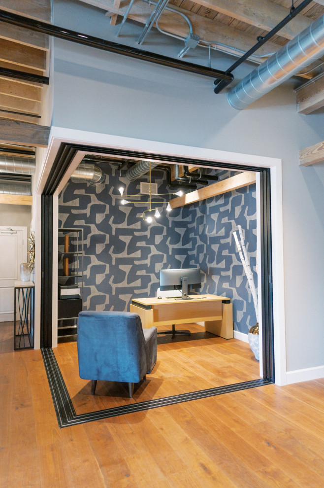 Inspiration för ett mellanstort funkis hemmastudio, med flerfärgade väggar, ett fristående skrivbord, ljust trägolv och beiget golv