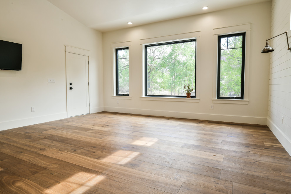 Foto de dormitorio principal y abovedado de estilo americano extra grande con paredes blancas y suelo de madera oscura