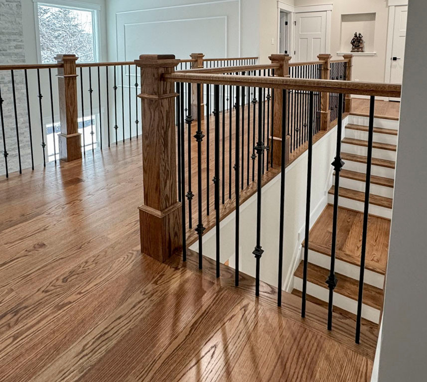 Diseño de escalera curva clásica renovada de tamaño medio con escalones de madera, contrahuellas de madera y barandilla de varios materiales
