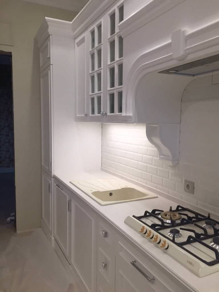 Кухня в белом цвете в загородном коттедже