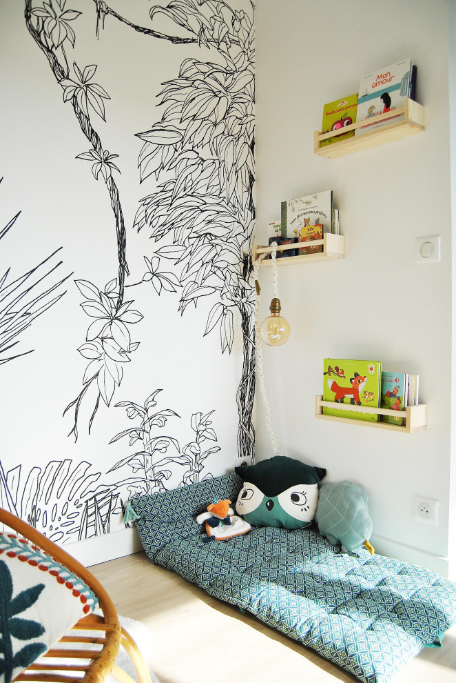 Idéer för att renovera ett mellanstort minimalistiskt könsneutralt barnrum kombinerat med lekrum, med vita väggar och laminatgolv