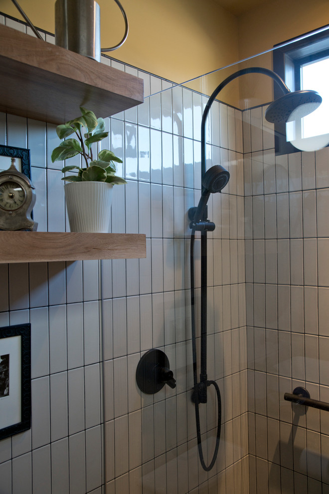 Aménagement d'une salle de bain principale contemporaine en bois brun de taille moyenne avec un placard à porte shaker, une douche à l'italienne, un bidet, un carrelage marron, des carreaux de porcelaine, un mur gris, un sol en carrelage de terre cuite, une vasque, un plan de toilette en granite, un sol noir, aucune cabine, un plan de toilette noir, une niche, meuble simple vasque et meuble-lavabo sur pied.