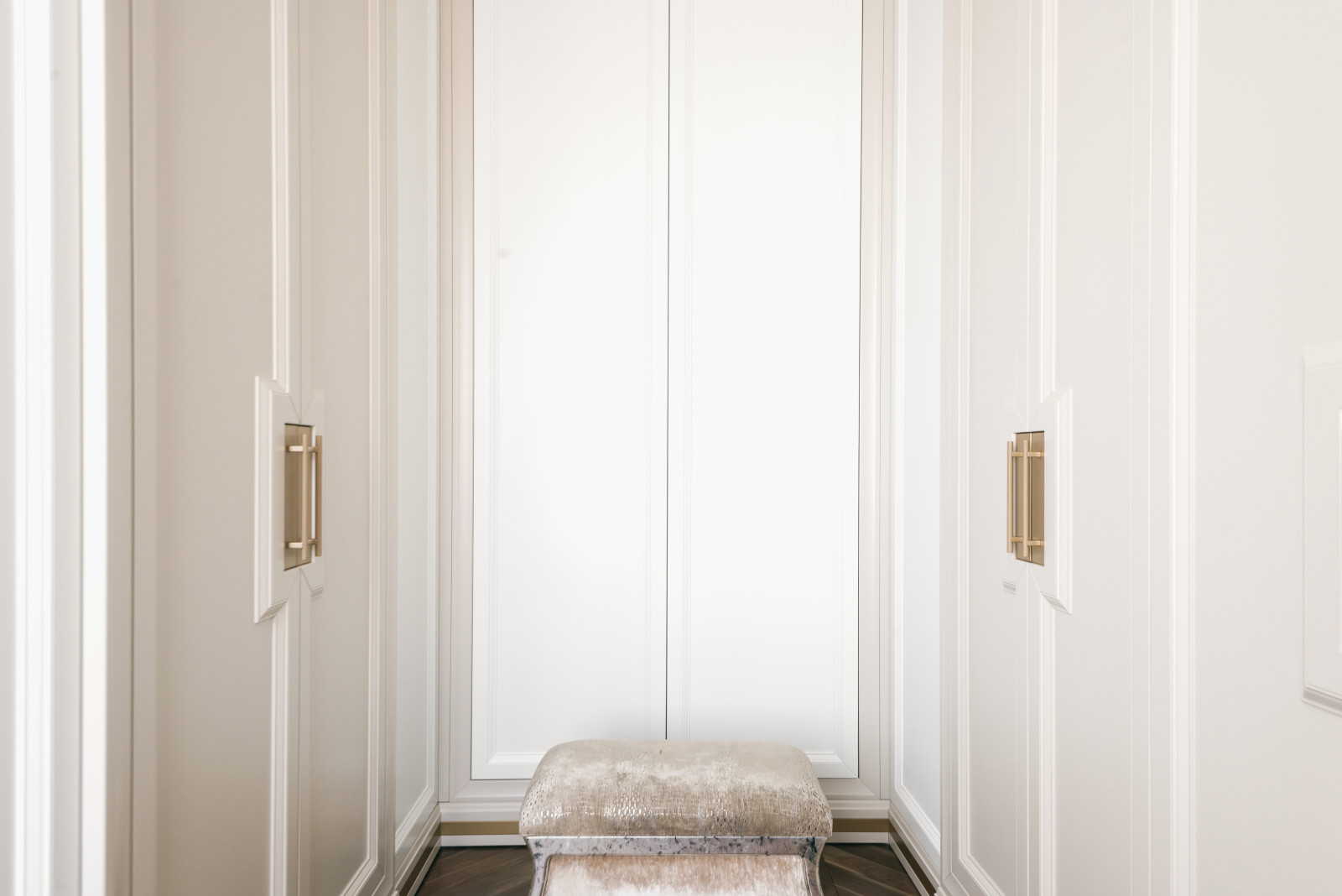 Гардеробная комната с элементами Латуни