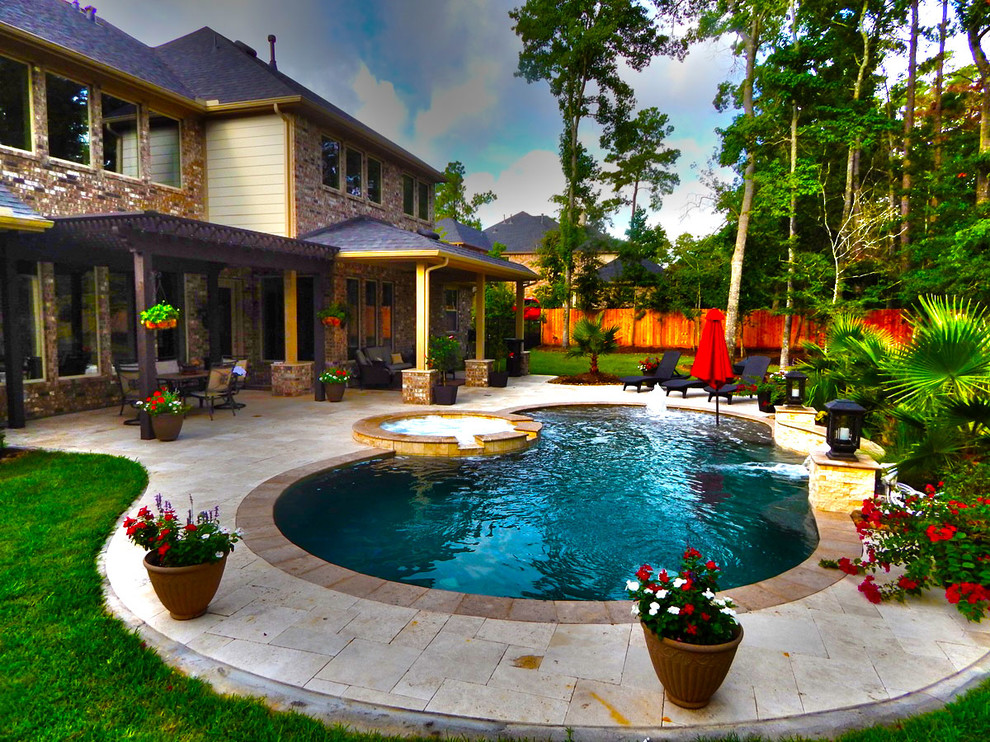 Curved Pool with Fountain and Pergola Contemporary Pool Houston