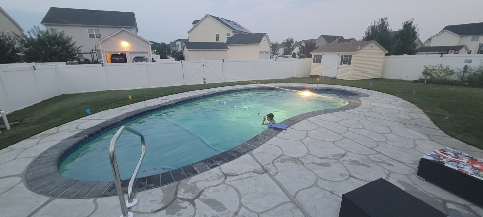 На фото: маленький бассейн произвольной формы на заднем дворе в классическом стиле с покрытием из бетонных плит для на участке и в саду