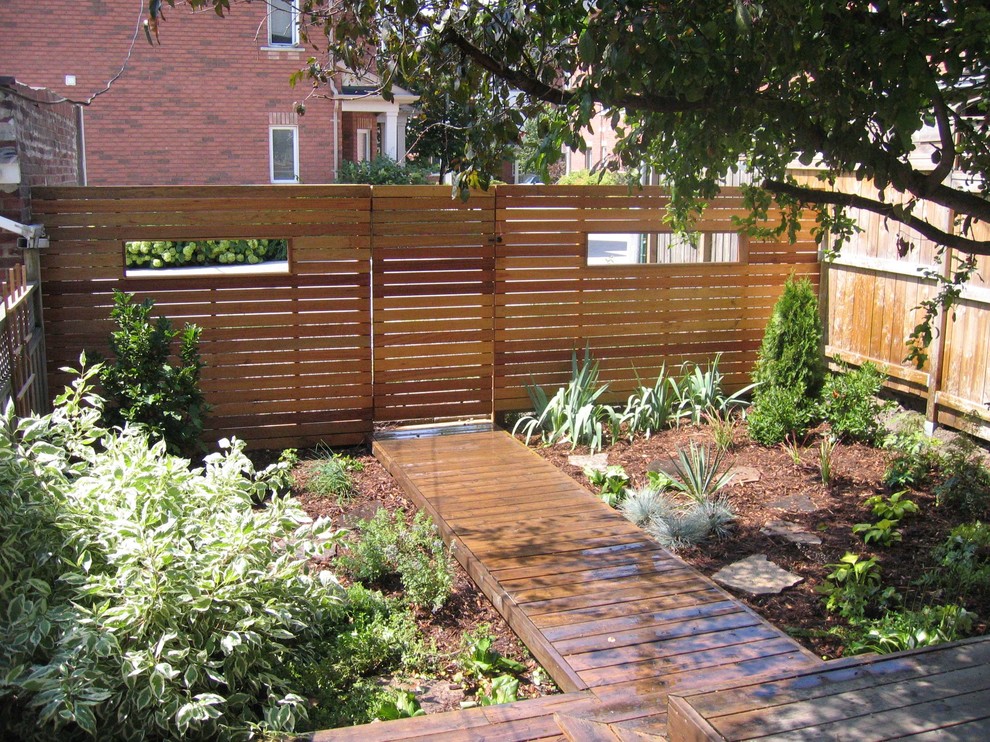 Design ideas for a small modern backyard garden in Toronto with decking.