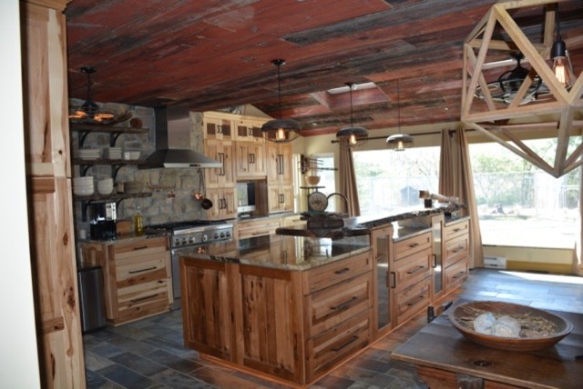 Example of a mountain style home design design in Cleveland