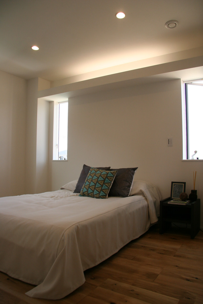 На фото: гостевая спальня среднего размера, (комната для гостей): освещение в скандинавском стиле с белыми стенами, паркетным полом среднего тона, бежевым полом, потолком с обоями и обоями на стенах без камина