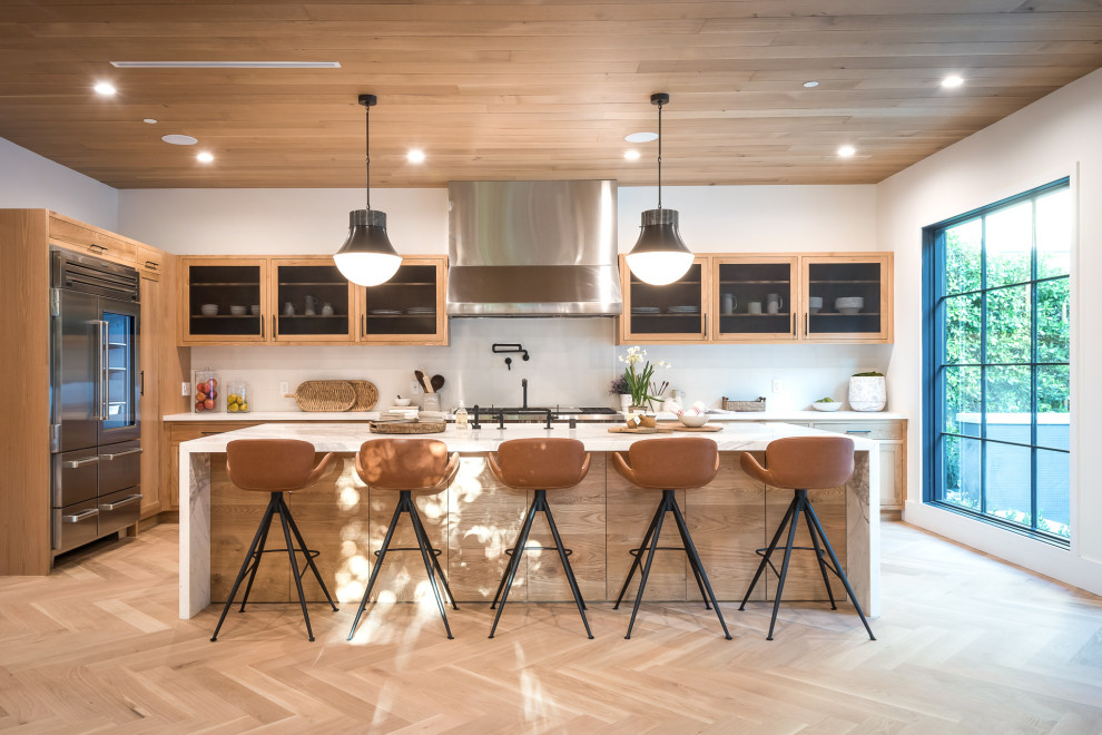Inspiration for a contemporary u-shaped open plan kitchen in London with a submerged sink, shaker cabinets, medium wood cabinets, engineered stone countertops, white splashback, stainless steel appliances, medium hardwood flooring, an island, brown floors, white worktops and a wood ceiling.