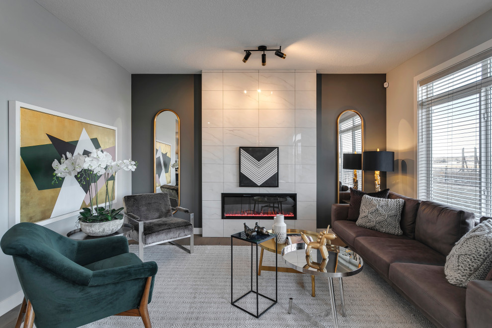 Стильный дизайн: открытая гостиная комната в современном стиле с коричневыми стенами, светлым паркетным полом, стандартным камином, фасадом камина из плитки и коричневым полом без телевизора - последний тренд