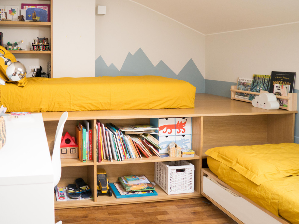 Пример оригинального дизайна: детская среднего размера в стиле фьюжн с спальным местом, белыми стенами, темным паркетным полом и панелями на стенах для ребенка от 4 до 10 лет, мальчика