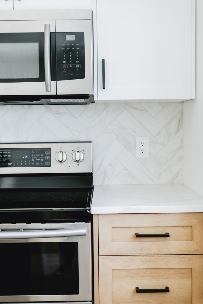 Kitchen - transitional kitchen idea in Edmonton