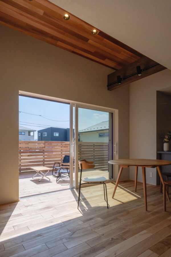 京都にあるおしゃれなリビング (白い壁、無垢フローリング、板張り天井、壁紙、白い天井) の写真