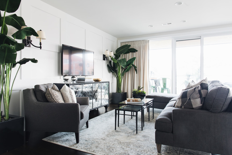 Example of a transitional home design design in Chicago