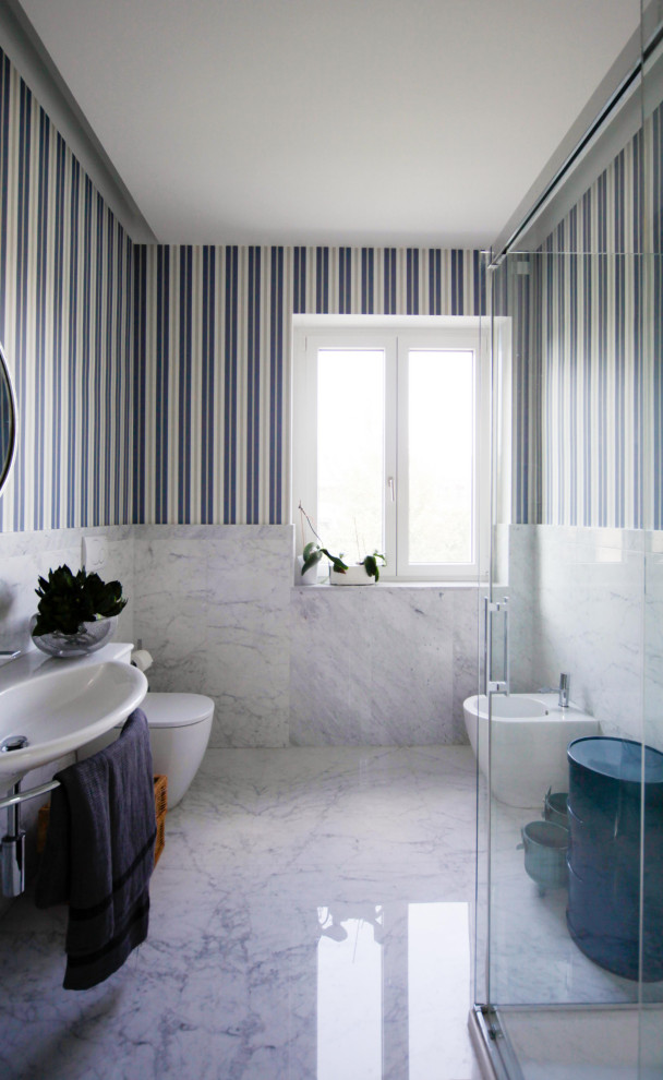 Immagine di una grande stanza da bagno eclettica con doccia ad angolo, piastrelle bianche, piastrelle di marmo e un lavabo