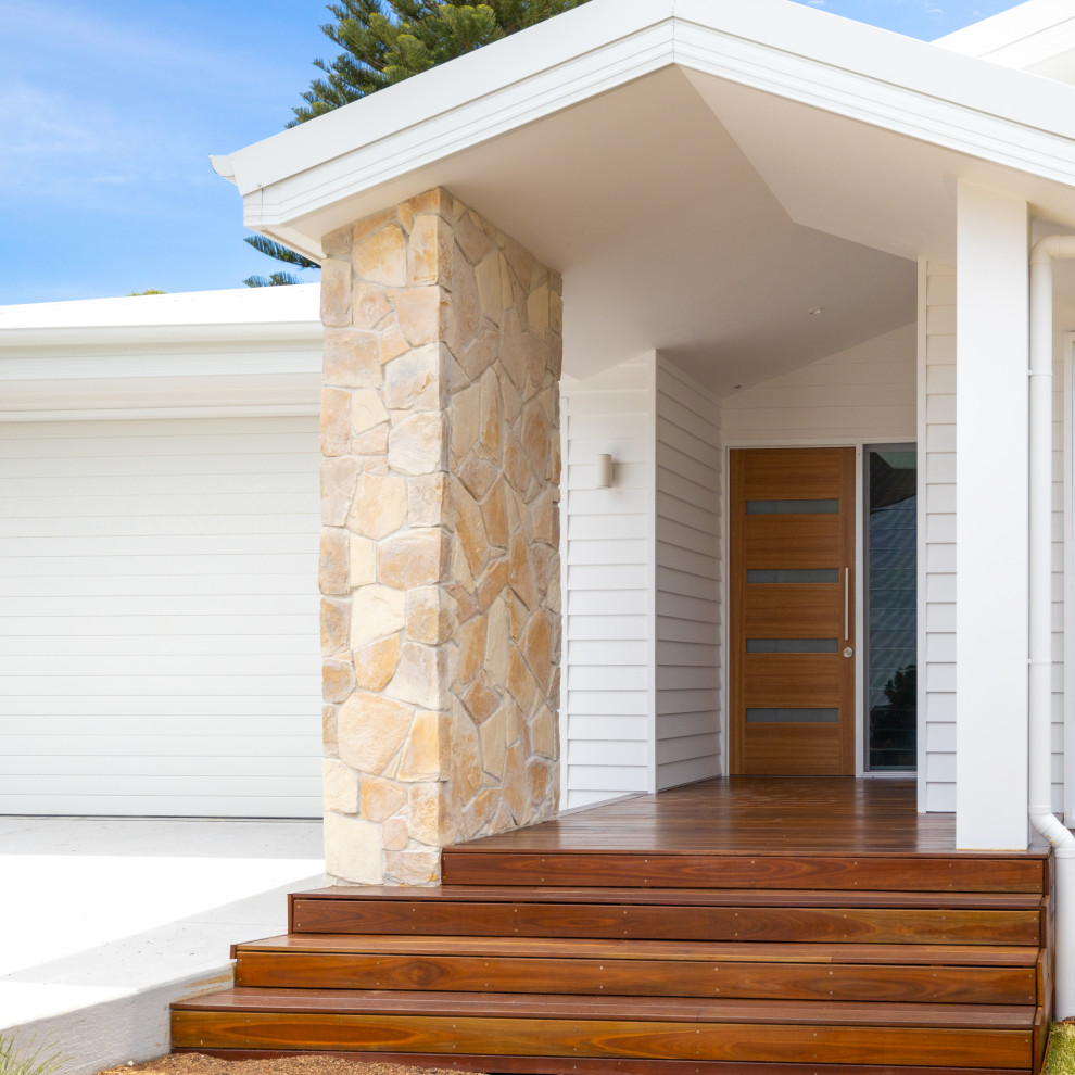 Inspiration pour une façade de maison blanche marine en bois de plain-pied avec un toit à deux pans, un toit en métal et un toit blanc.