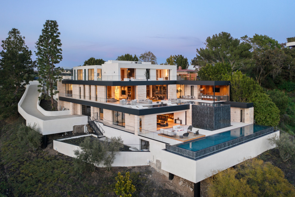 Dreistöckiges Modernes Haus mit Steinfassade, beiger Fassadenfarbe und Flachdach in Los Angeles