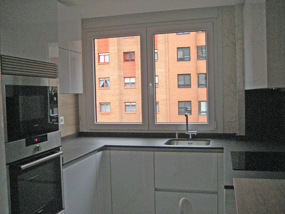 他の地域のおしゃれなキッチンの写真