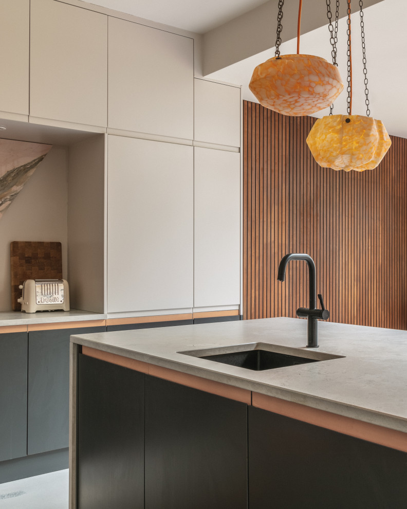 Esempio di una grande cucina moderna con lavello a vasca singola, ante lisce, ante grigie, paraspruzzi beige, pavimento alla veneziana, pavimento grigio e top grigio
