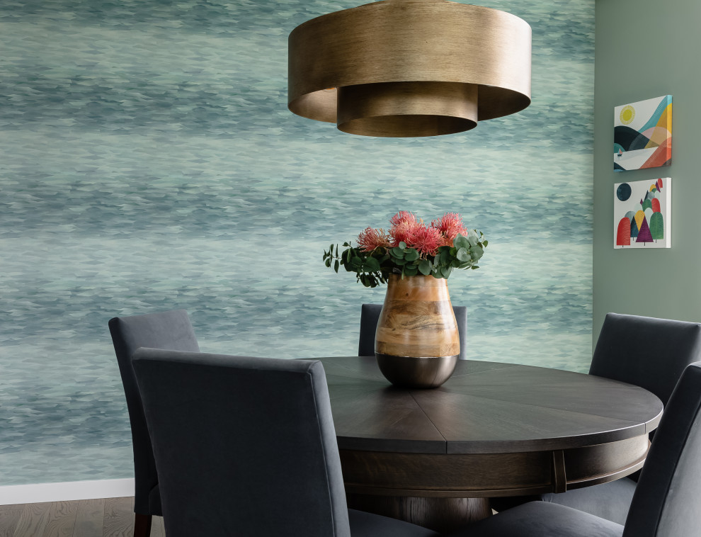 Inspiration pour une salle à manger ouverte sur le salon minimaliste de taille moyenne avec un mur vert, un sol en bois brun, un sol gris et du papier peint.