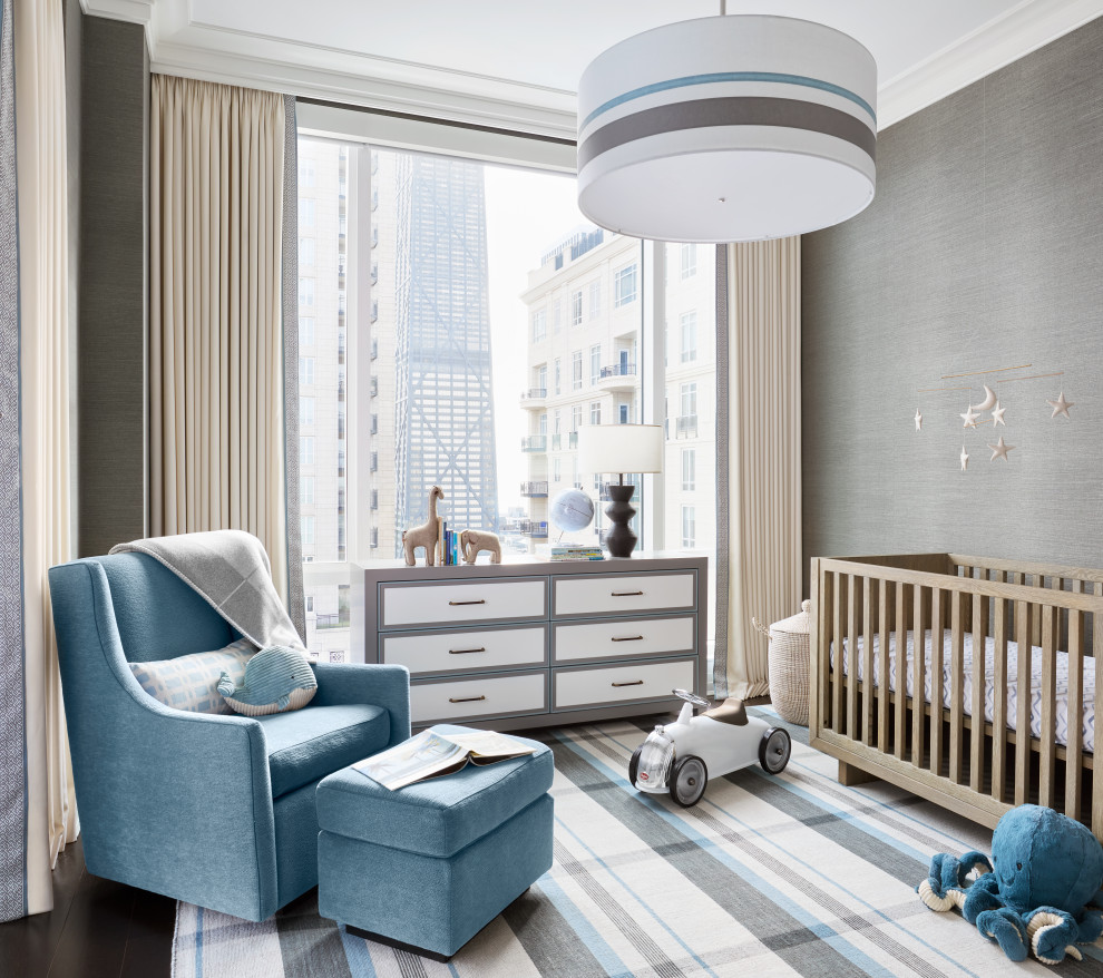 シカゴにあるトランジショナルスタイルのおしゃれな赤ちゃん部屋 (グレーの壁、濃色無垢フローリング、男の子用、茶色い床、壁紙、照明) の写真