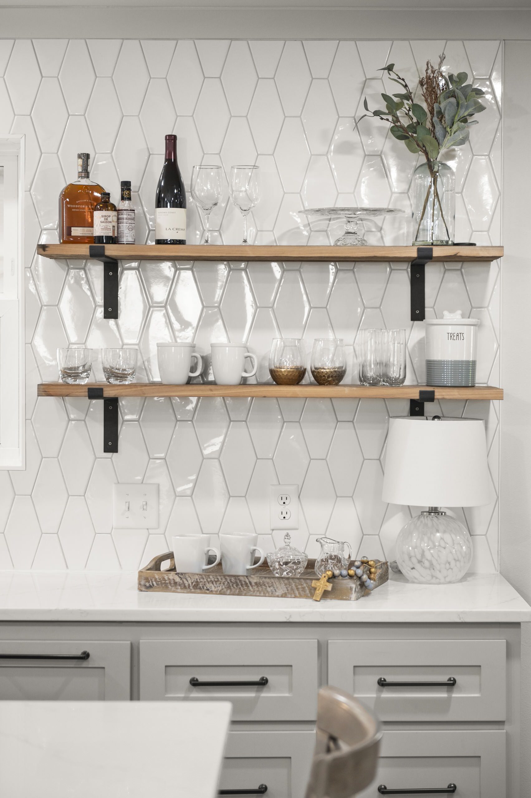 Mid-sized transitional l-shaped vinyl floor and gray floor eat-in kitchen photo in New Orleans with an undermount sink, shaker cabinets, gray cabinets, quartz countertops, white backsplash, porcelain