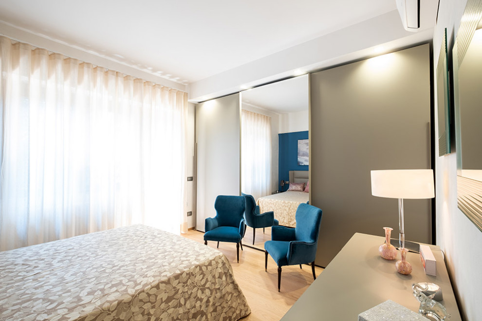 Bedroom - modern bedroom idea in Rome