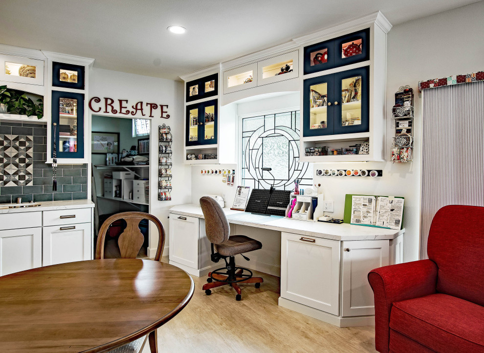 Großes Klassisches Nähzimmer mit weißer Wandfarbe, Vinylboden, Einbau-Schreibtisch und braunem Boden in Orange County