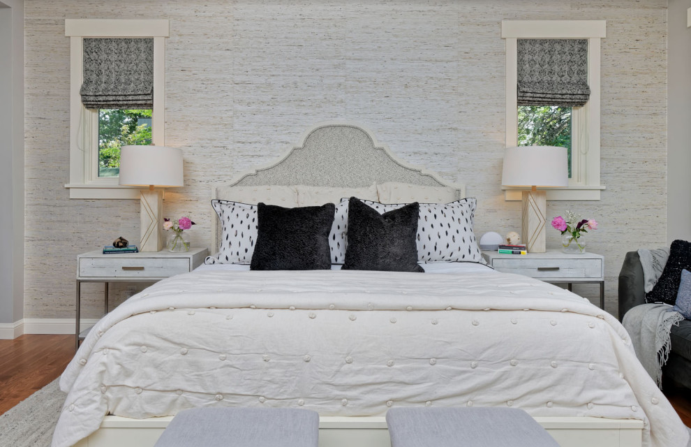 На фото: хозяйская спальня среднего размера в современном стиле с паркетным полом среднего тона без камина