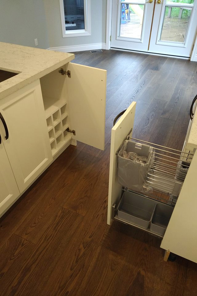 Kitchen - transitional kitchen idea in Toronto