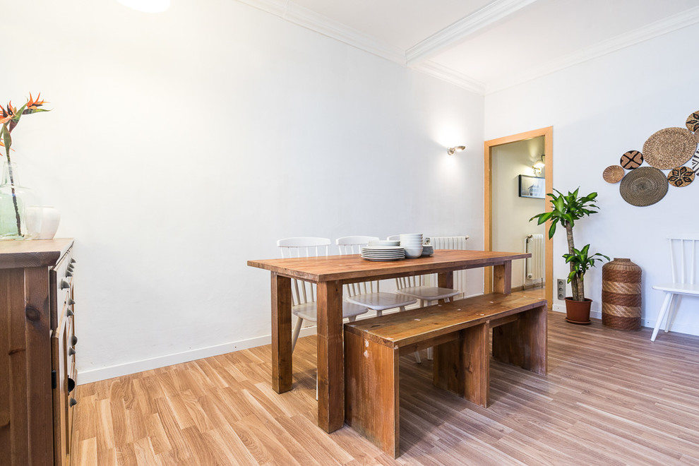 Diseño de comedor clásico renovado de tamaño medio abierto con paredes blancas, suelo de madera en tonos medios y suelo multicolor
